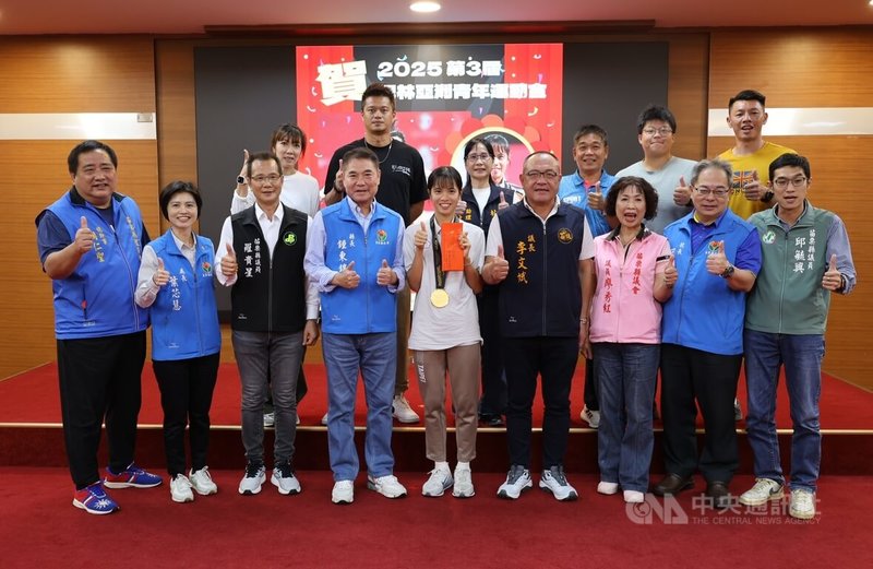 苗栗縣大同高中田徑好手林巧鈴(前中)代表台灣在2025巴林亞青運勇奪田徑女子400公尺跨欄金牌,31日由教練團陪同接受苗栗縣政府表揚。前左4為苗栗縣長鍾東錦。中央社記者管瑞平攝 114年10月31日