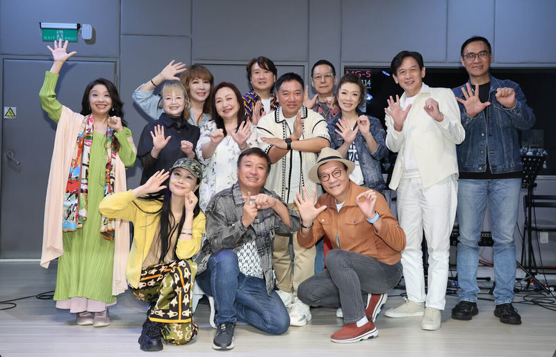 2025民歌50高峰會最終加場演唱會將於今年底隆重展開,31日進行彩排,歌手施孝榮(2排右4)、鄭怡(2排左3)、殷正洋(2排右2)等人開心合影。(寬宏藝術提供)中央社記者王心妤傳真 114年10月31日
