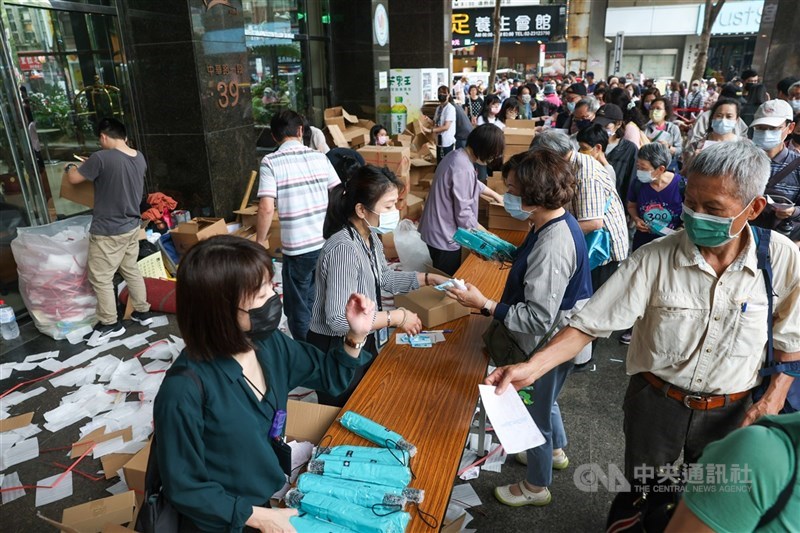 圖為股東會紀念品發放(中央社檔案照片)