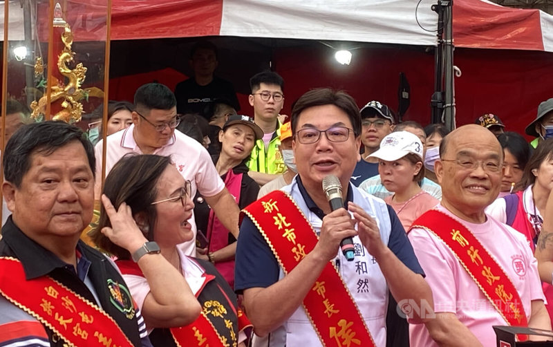 「白沙屯拱天宮媽祖祈安賜福贊境」活動,結合土城北辰宮48週年慶,31日上午在新北市土城區北辰宮舉行。新北市副市長劉和然(前右2)、前行政院長蘇貞昌(前右)與會。中央社記者黃旭昇新北攝  114年10月31日