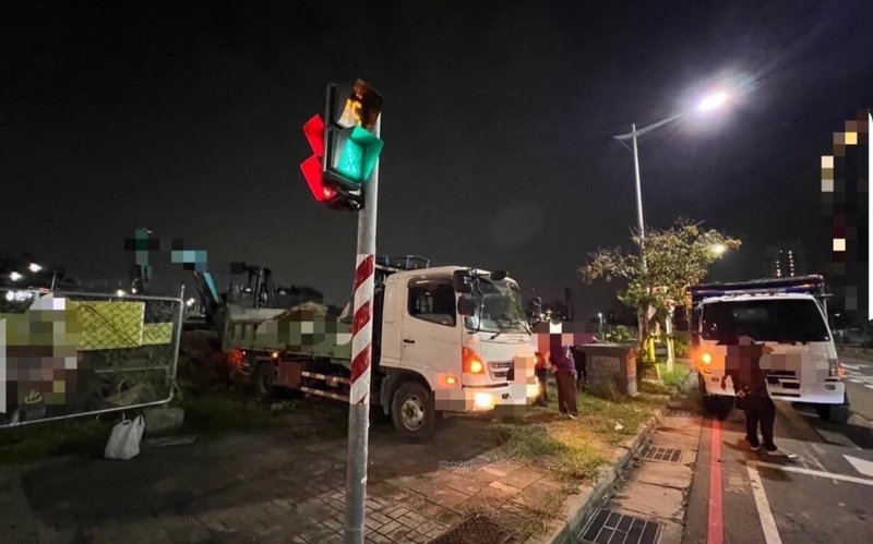 民進黨台中市議員江肇國在臉書(Facebook)發文表示,台中市政府30日深夜調派各區隊包商載土加強文山垃圾掩埋場覆土,但包商的土充滿石頭、土塊,根本不能用。(江肇國提供)中央社記者趙麗妍傳真 114年10月31日