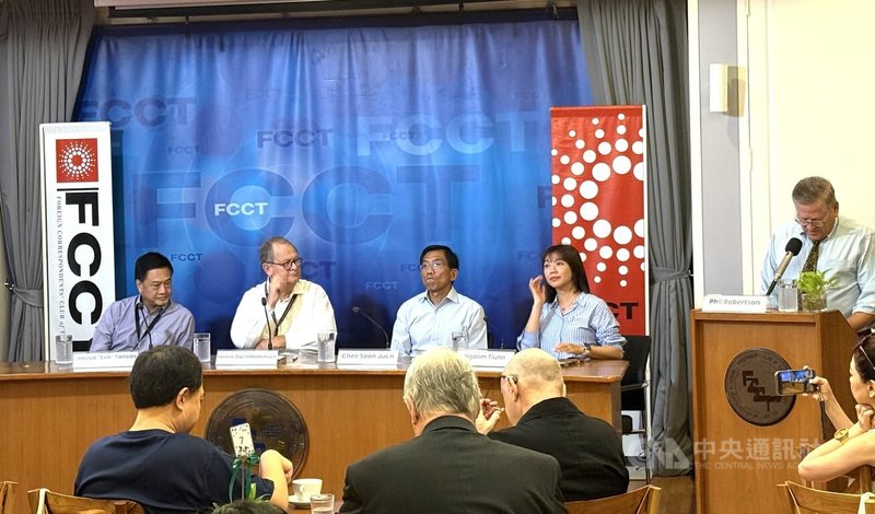 民進黨立委張雅琳(右2)受邀出席紀錄片「看不見的國家」映後分享會,她表示,透過紀錄片讓大家清楚知道「台灣一直都存在」,以及台灣的每一代人是如何努力守護和繼承民主制度。中央社記者李宗憲曼谷攝 114年10月31日