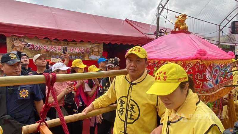 「白沙屯拱天宮媽祖祈安賜福贊境」活動,結合土城北辰宮48週年慶,31日上午在新北市土城區北辰宮舉行,「粉紅超跑」(圖)的媽祖鑾駕在鳴砲後啟駕。中央社記者黃旭昇新北攝  114年10月31日