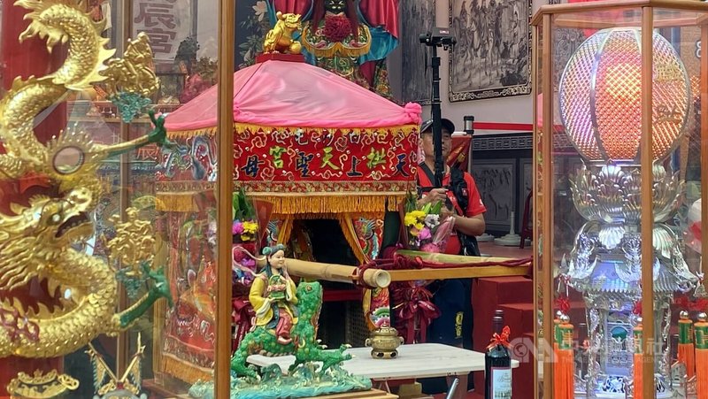 「白沙屯拱天宮媽祖祈安賜福贊境」活動,結合土城北辰宮48週年慶,31日上午在新北市土城區北辰宮啟駕。圖為「粉紅超跑」的媽祖鑾駕,駐駕在北辰宮。中央社記者黃旭昇新北攝  114年10月31日