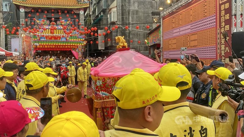 「白沙屯拱天宮媽祖祈安賜福贊境」活動,結合土城北辰宮48週年慶,31日上午在新北市土城區北辰宮啟駕,「粉紅超跑」的媽祖鑾駕吸引許多信眾追隨。中央社記者黃旭昇新北攝  114年10月31日