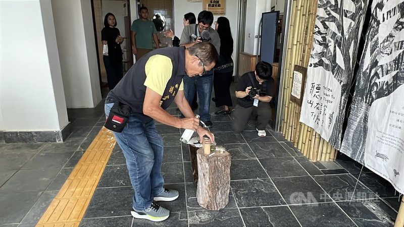 位於台東縣海端鄉公所布農族文化館內的「山野教育室」31日啟用,盼能成為海端鄉山林旅遊文化推廣的重要平台,鄉長胡金至(前)現場遵循布農族人進入山林的傳統儀式,為專題展出揭幕。中央社記者盧太城台東攝 114年10月31日