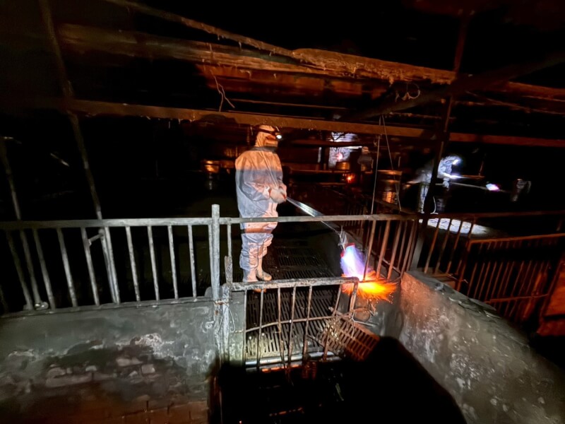 台中位於梧棲的養豬場爆發非洲豬瘟疫情,清消後仍驗出病毒,台中市府28日至29日凌晨再將案例場全面清消,並動用火焰槍上陣。(台中市政府提供)