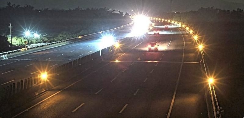 為提升國道行車安全並減少(二次)事故發生,高公局31日宣布,自11月1日起,將在12處設有霧區閃光黃燈路段,在主線發生事件時,啟亮閃光黃燈提醒用路人注意前方路況,小心駕駛。(交通部高速公路局提供)中央社記者黃巧雯傳真 114年10月31日