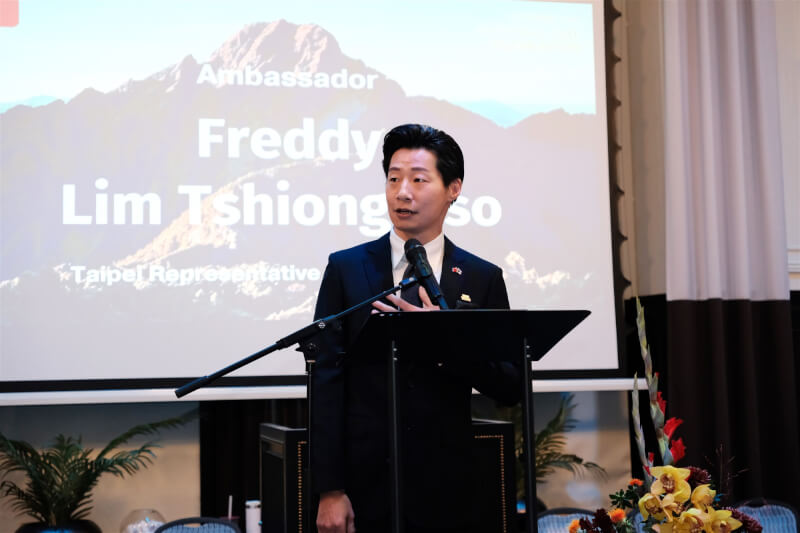 駐芬蘭代表林昶佐駐8日在114年國慶酒會上致詞。(駐芬蘭代表處提供)