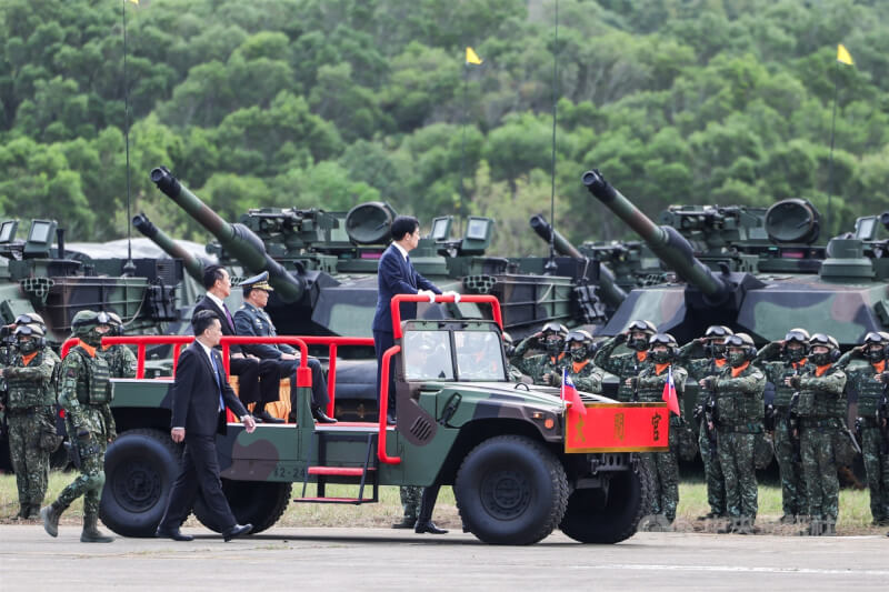 陸軍裝甲第584旅聯兵三營換裝M1A2T戰車成軍典禮31日在新竹湖口營區舉行,總統賴清德(前車中站立者)宣布成軍命令,並在國防部長顧立雄(前車後左坐者)等人陪同下校閱部隊。中央社記者裴禛攝 114年10月31日