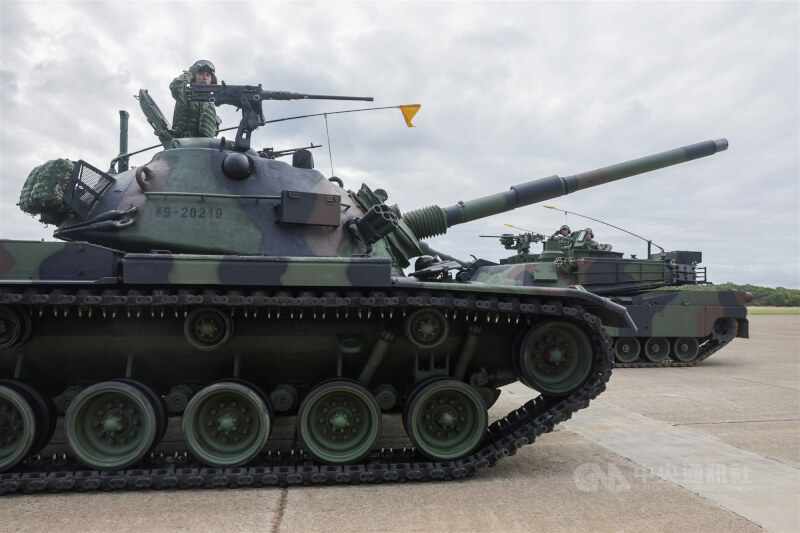 陸軍裝甲第584旅聯兵三營換裝M1A2T戰車成軍典禮31日在新竹湖口營區舉行,CM11戰車(前左)與M1A2T戰車(後右)在司令台前進行新舊戰車任務交接。中央社記者裴禛攝 114年10月31日