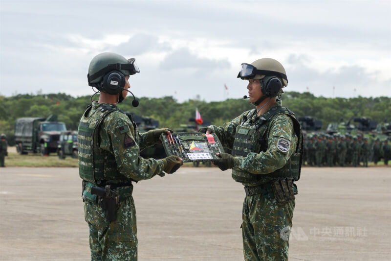 陸軍裝甲第584旅聯兵三營換裝M1A2T戰車成軍典禮31日在新竹湖口營區舉行,CM11戰車與M1A2T戰車的官兵進行新舊戰車任務交接。中央社記者裴禛攝 114年10月31日