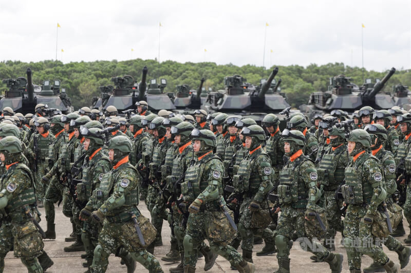 陸軍31日在新竹湖口營區舉行M1A2T戰車成軍典禮,官兵配戴「M1A2T成軍典禮紀念臂章」出席與會。中央社記者裴禛攝 114年10月31日