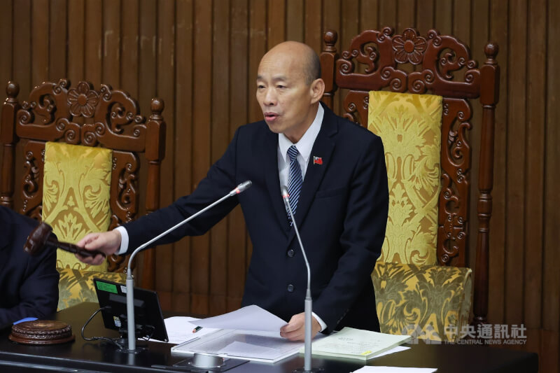 立法院31日三讀通過花蓮馬太鞍溪堰塞湖災後重建特別條例,經費上限新台幣300億元協助災民重建。圖為立法院長韓國瑜敲槌。中央社記者翁睿坤攝 114年10月31日