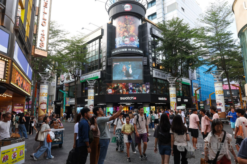 圖為台北市西門町商圈逛街人潮。(中央社檔案照片)