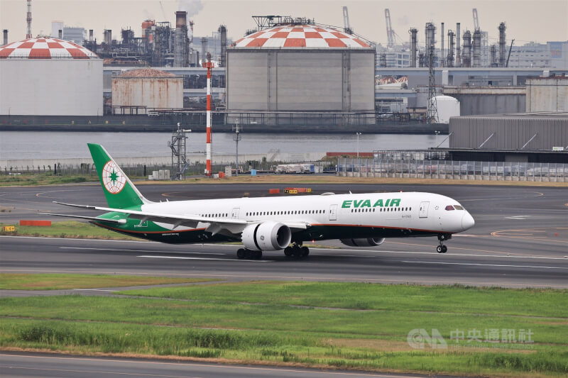 長榮航空企業工會31日表示,長榮航空稍早提出階段性改善方案,包含空服員未來每年度有3天額度病假將不扣考績也不會被鎖班表等。圖為長榮航空班機。(中央社檔案照片)