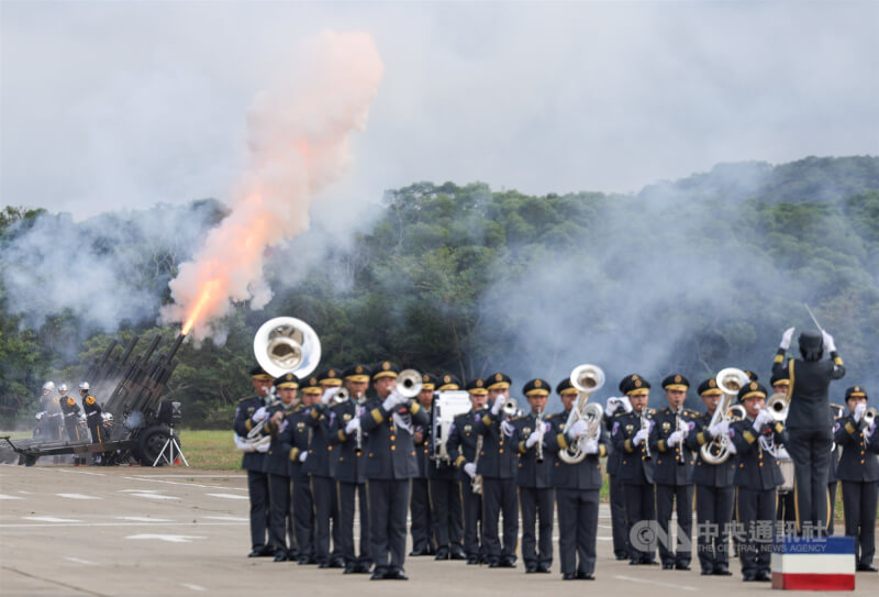 總統賴清德31日赴新竹湖口營區主持陸軍裝甲第584旅聯兵三營換裝M1A2T戰車成軍典禮,典禮在陸軍禮砲連實施21響禮砲揭開序幕。中央社記者裴禛攝 114年10月31日