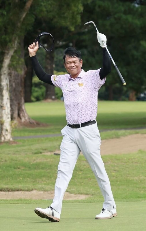 泰國籍高球名將托馬倫(Thammanoon Sriroj)(圖)31日確定衛冕2025富邦長春公開賽冠軍後,高舉雙手慶祝。(TSPGA提供)中央社記者黎建忠傳真 114年10月31日