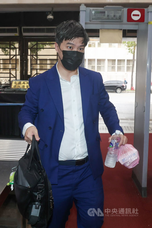 青年監督聯盟發起人陳又新、執行長許譽騰、媒體人馬郁雯指控國民黨立委王鴻薇助理張凱維涉嫌貪污，張凱維反控馬郁雯等3人誹謗。台北地檢署31日以證人身分傳喚律師柯晨皓（圖）說明。中央社記者吳家昇攝　114年10月31日