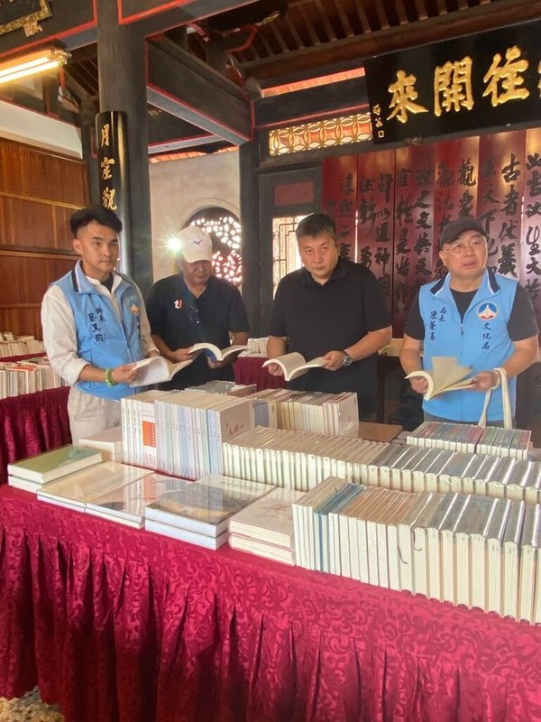 第19屆金門書展31日在金城浯江書院開幕,展出近2年中國出版優秀簡體圖書,結合台灣相關暢銷書籍共同展售,內容涵蓋文學藝術、社會科學、兒童繪本等主題。(金門縣文化局提供)中央社記者洪學廣傳真 114年10月31日