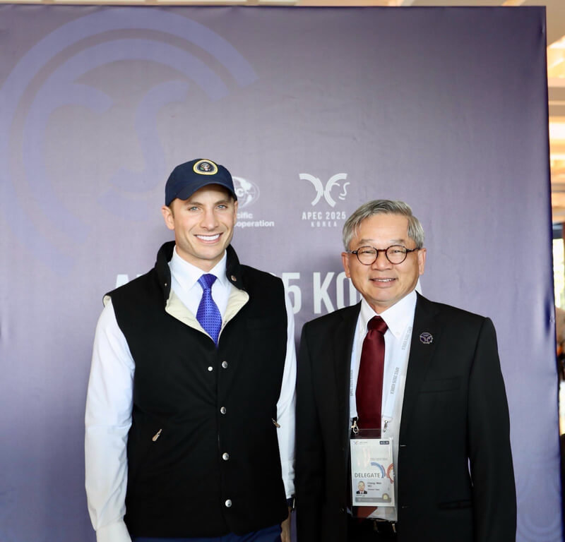 國科會主委吳誠文(右)於2025年韓國APEC部長級年會(AMM)期間,會晤美國國務院經濟成長、能源暨環境事務次卿海爾伯格(Jacob Helberg)(左)。(APEC台灣代表團提供)中央社記者潘姿羽傳真 114年10月31日