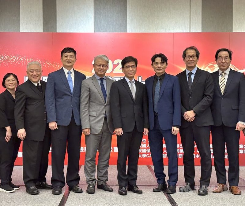 台灣保險法學會、中華民國風險管理學會31日舉辦「2025風險管理博碩士論文獎頒獎典禮」。圖為金管會主委彭金隆(右4)、保發中心董事長黃泓智(右3)、中華民國風險管理學會理事長張士傑(右2)、台灣保險法學會理事長葉啓洲(左4)與壽險公會理事長陳慧遊(左3)與保經公會理事長李正之(左2)。中央社記者蘇思云攝 114年10月31日