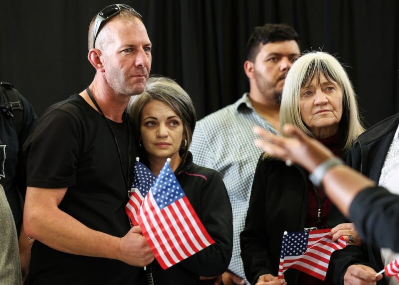 圖為首批獲庇護南非白人搭機赴美,聆聽歡迎致詞。(路透社)