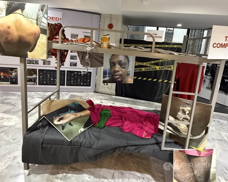 在泰國曼谷舉行的「赤裸真相」攝影展,展出緬甸詐騙園區宿舍內的床和床架,及人口販賣受害者遭酷刑虐待的傷口照片和影片。中央社記者李宗憲曼谷攝 114年10月31日