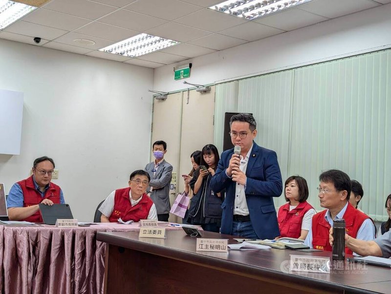 非洲豬瘟前進應變所1日在農業部防檢署台中分署舉行說明記者會,中國國民黨籍立委黃健豪(前右2)。關心15天禁宰禁運後,豬肉交易能否盡快恢復。中央社記者蘇木春攝 114年11月1日