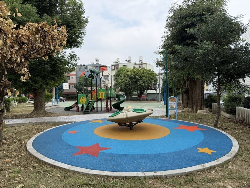 南投市公所改善公園環境並新增遊具,包含繩索攀岩、滑梯、鞦韆、飛碟輪盤。自強公園(圖)、市民公園及平山公園改善後,1日同步開放。(南投市公所提供)中央社記者蕭博陽傳真 114年11月1日