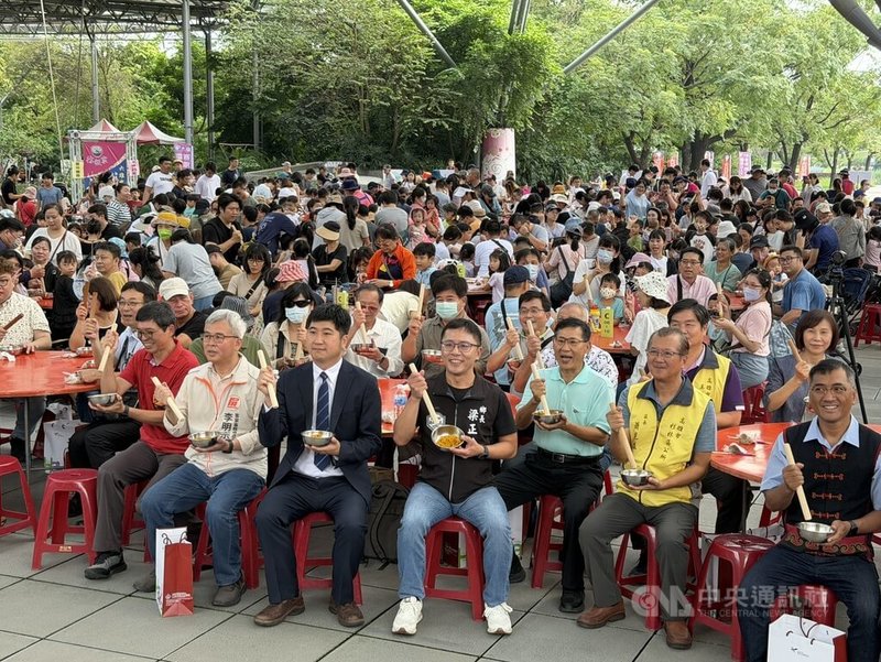 為期1個月的六堆秋收祭1日開幕，客家文化發展中心規劃「千人共下打粢粑」活動，讓民眾體驗客庄米食文化。中央社記者李卉婷攝 114年11月1日