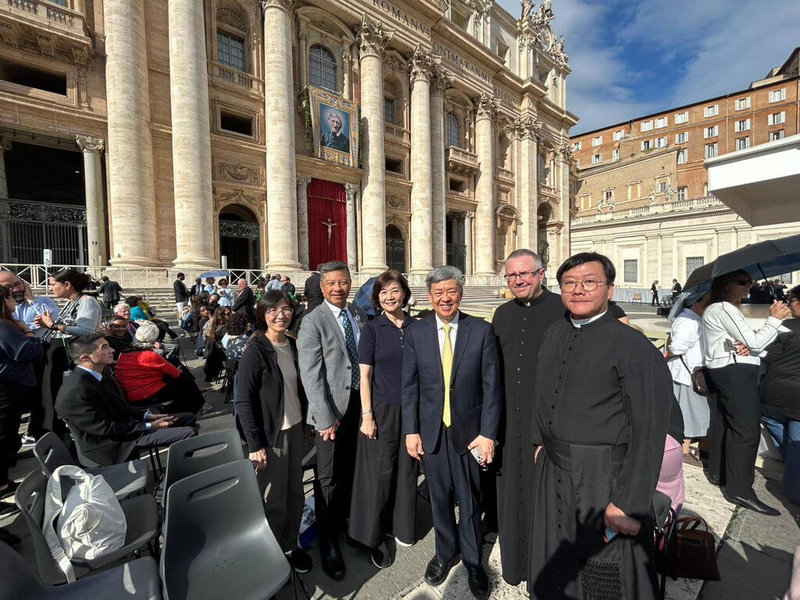 前副總統陳建仁(右3)10月31日出席教宗良十四世在聖伯多祿廣場接見教育工作者的活動,他向中央社表示,在現場感受到教宗對年輕人具有很大魅力。(陳建仁提供)中央社記者黃雅詩羅馬傳真 114年11月1日