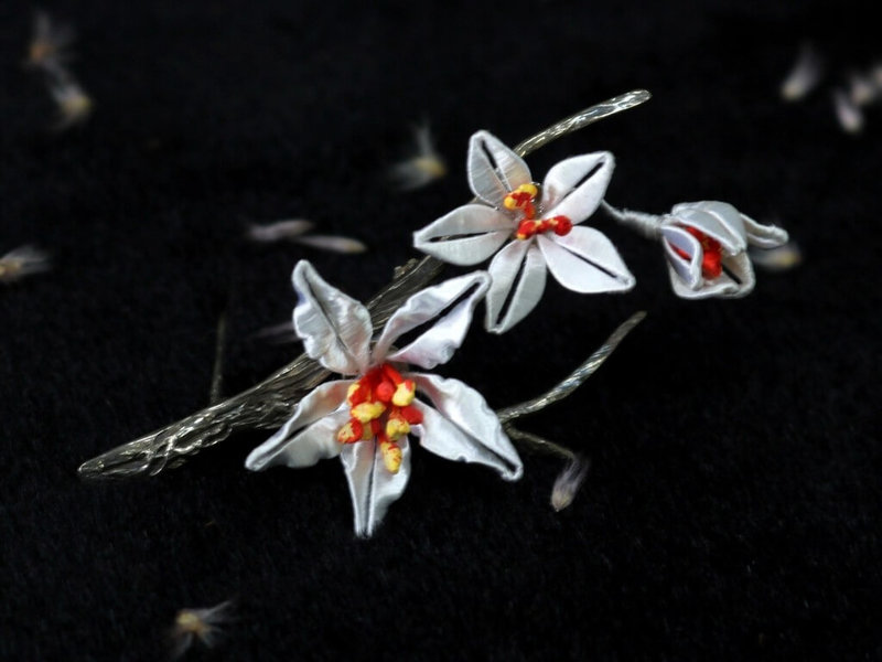 台灣領袖代表林信義小女兒林玟萱出席領袖配偶活動,並致贈具有客家文化特色的桐花銀別針(如圖)、藍衫客對杯給領袖配偶。(APEC台灣代表團提供)中央社記者潘姿羽傳真 114年11月1日