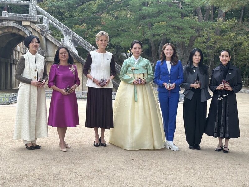 APEC安排領袖代表配偶參訪佛國寺、宇洋美術館,台灣由領袖代表林信義小女兒林玟萱出席(左一),左二起往右依序為菲律賓、加拿大、韓國、紐西蘭、新加坡、泰國的領袖家屬。(APEC台灣代表團提供)中央社記者潘姿羽傳真 114年11月1日