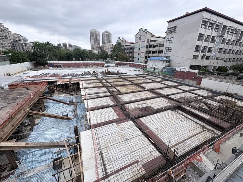 新北市府交通局1日表示,為抒解板橋區信義國小周邊停車空間不足,興建地下停車場(圖),可供259格小型車停車位。完工後,可改善社區與師生交通環境。(新北市府交通局提供)中央社記者黃旭昇新北傳真    114年11月1日