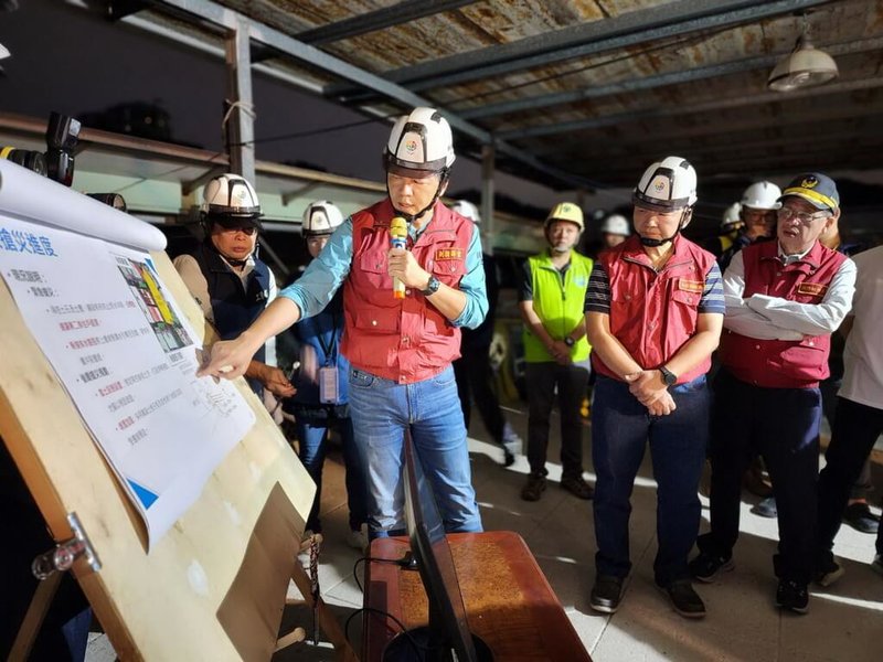 新北市新店區錦秀、碧瑤社區擋土牆日前因大雨坍塌，市長侯友宜1日晚間再度前往視察，現場由副市長朱惕之（前右3）等人簡報搶災進度。（新北市工務局提供）中央社記者黃旭昇新北市傳真　114年11月1日