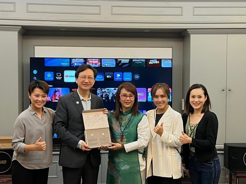 明華園戲劇總團經典劇作「散戲」在新加坡濱海藝術中心演出,當家小生孫翠鳳(中)與駐新加坡代表童振源(左2)合影。(駐新加坡代表處提供)中央社記者吳昇鴻新加坡傳真 114年11月1日