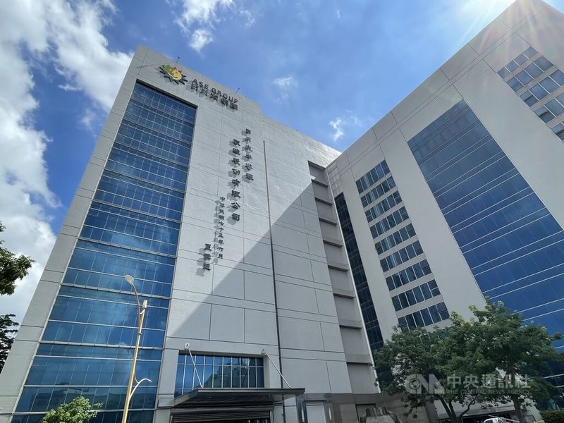 人工智慧(AI)和高效能運算(HPC)晶片先進封測需求強勁,半導體封測台廠增加資本支出屢創新高。圖為日月光投控高雄廠區一隅。 中央社記者鍾榮峰攝 114年11月1日