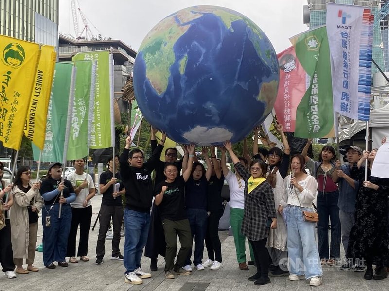 聯合國氣候變化綱要公約第30次締約方會議（COP30）將在10日舉行，核心主題是「調適」，多個環保團體1日在台北政府前廣場召開記者會，號召民眾一同參與「為氣候而走」遊行。中央社記者吳欣紜攝 114年11月1日