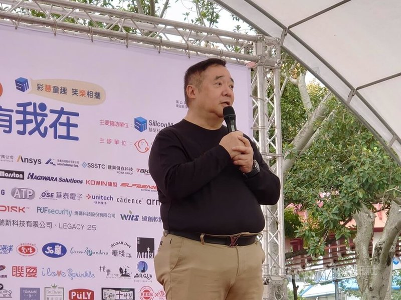 慧榮總經理苟嘉章1日出席慧榮贊助的「家孩有我在」愛心園遊會活動,他受訪說,2026年包括DRAM與NAND Flash可能缺貨一整年,主要是人工智慧(AI)推論需求強勁所帶動。中央社記者張建中攝 114年11月1日