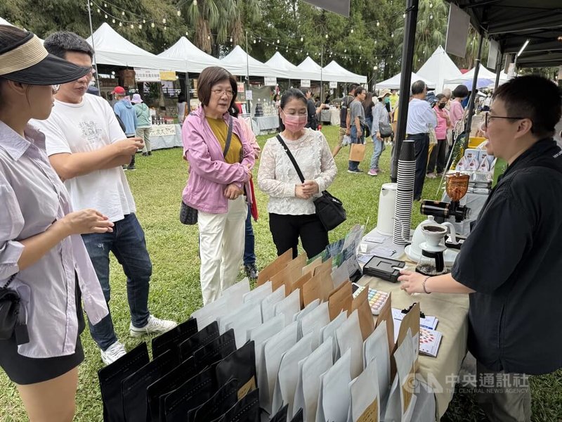 2025台灣咖啡節1日起在雲林縣熱鬧登場，以「咖了For Life」為主題概念，有來自全台13縣市、逾百家咖啡業者齊聚古坑綠色隧道，吸引人潮參觀。。中央社記者姜宜菁攝  114年11月1日