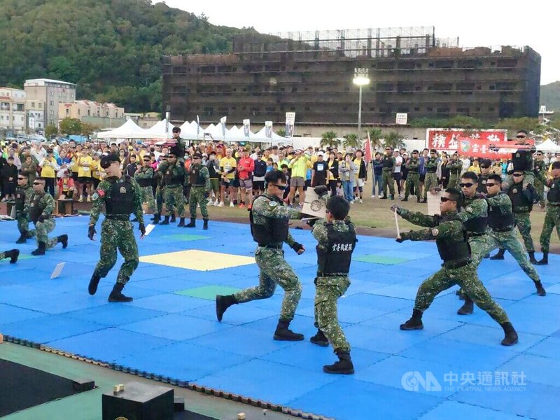第10屆馬祖馬拉松1日登場，為展現馬祖戰地特色，現場由「雲台戰技隊」帶來精彩開場表演，呈現國軍精實訓練成果與剽悍戰鬥實力。中央社記者潘欣彤攝　114年11月1日