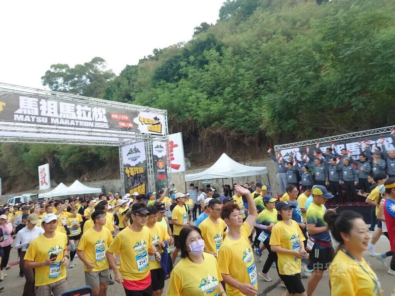 第10屆馬祖馬拉松1日盛大登場，吸引全台約2500名跑者共襄盛舉，跑者們於鳴槍後紛紛起跑。中央社記者潘欣彤攝　114年11月1日