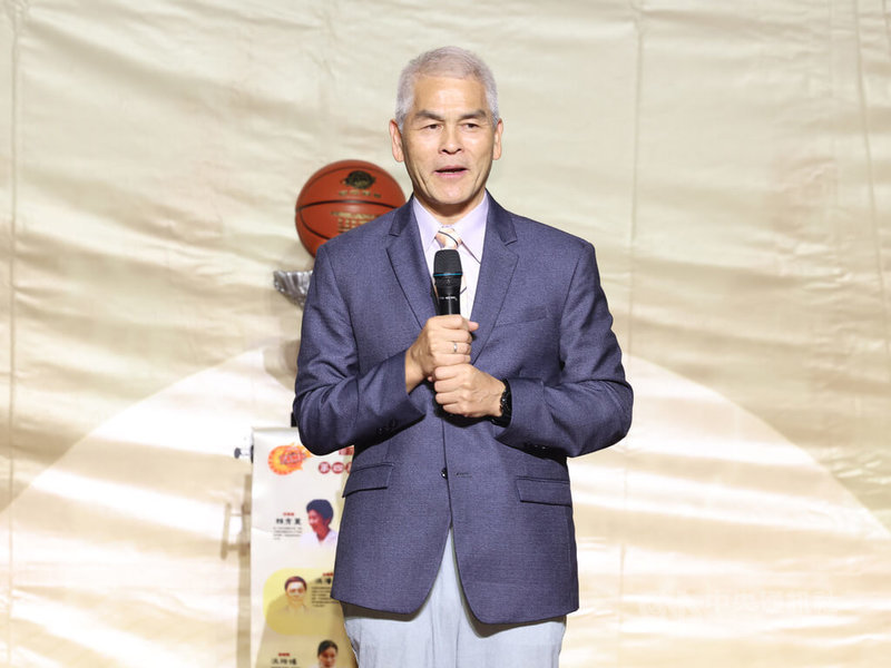 台灣籃球名人堂協會1日在台北舉行第4屆入堂慶典，運動部政務次長黃啟煌（圖）致詞時表示，或許文物會壞掉、毀損，不過透過數位典藏能夠永遠保存，「運動部會在這個地方持續努力」。中央社記者張新偉攝　114年11月1日