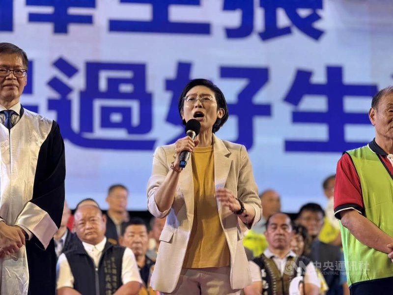 投入民進黨高雄市長初選的立委林岱樺(前中)1日晚間在高雄市岡山區舉辦大型造勢活動,會中一度哽咽強調自己乾乾淨淨、清清白白,也表示自己會含著眼淚、咬緊牙根,堅決繼續走下去。中央社記者蔡孟妤攝 114年11月1日