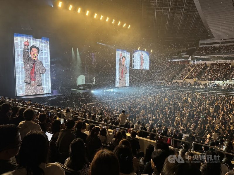 歌手蕭敬騰10月25日在新加坡室內體育館舉辦演唱會,吸引眾多粉絲到場。中央社記者吳昇鴻新加坡攝 114年11月1日