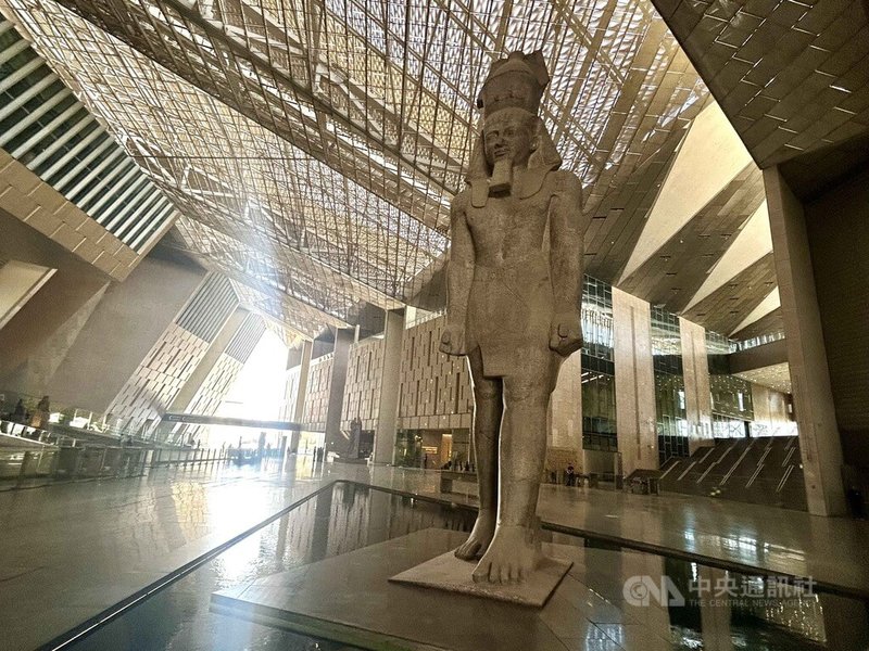 大埃及博物館大殿廳內中央設立一座氣勢磅礡的鎮館之寶:拉美西斯二世(Ramses II)雕像,重達83公噸,已有3200年歷史,原先放置在開羅市中心拉美西斯火車站廣場。中央社記者施婉清開羅攝 114年11月1日