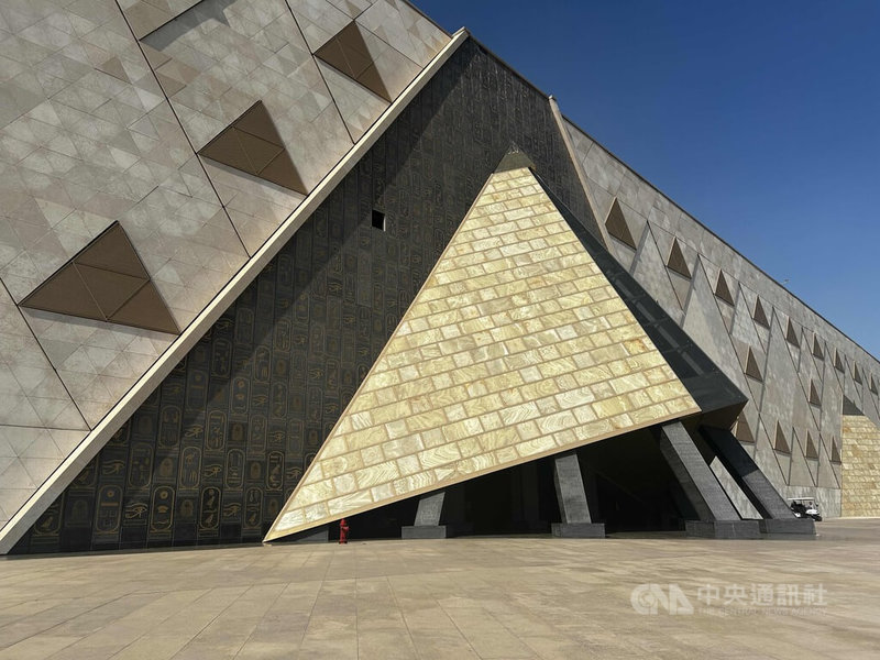 大埃及博物館原型設計出自台裔建築師彭士佛之手,使用象徵金字塔的三角型為設計主體元素,連大門都充滿融合金字塔古文明和簡潔線條的前衛風格。中央社記者施婉清開羅攝 114年11月1日