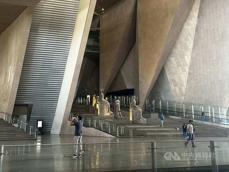 大埃及博物館基地與平原上端的金字塔區有60公尺高度差。館內設置大階梯區,遊客爬上階梯到頂端後,即可從全景玻璃落地窗眺望對面的古夫金字塔。中央社記者施婉清開羅攝 114年11月1日