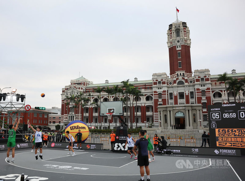 2025總統盃全民運動賽事3X3籃球賽1日在總統府前凱道舉行總決賽,從中區預賽壓軸脫穎而出的18支隊伍與北、南、東區預賽晉級的54支勁旅一同在總統府前凱道熱血開戰,力拚最終勝利。中央社記者謝佳璋攝  114年11月1日